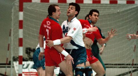 Partido San Antonio-Ademar el 11 de marzo de 1998. Errekondo, del San Antonio, defiende su portería frente a los jugadores del Ademar en la semifinal de la Copa Asobal celebrada en León.