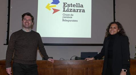 Pablo Ezkurra, concejal de Desarrollo Económico de Estella, junto con la técnica Andrea Rodríguez y, tras ellos, la marca turística Pablo Ezkurra, concejal de Desarrollo Económico de Estella, junto con la técnica Andrea Rodríguez y, tras ellos, la marca turística