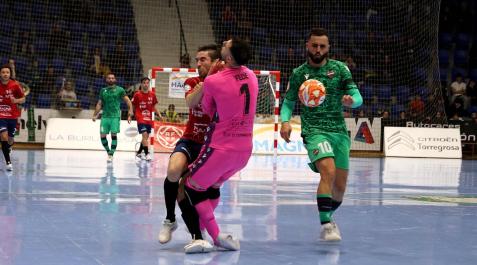 Lesión de Roberto Martil (II) El meta no puede apartarse y choca contra el futbolista, que va en carrera.