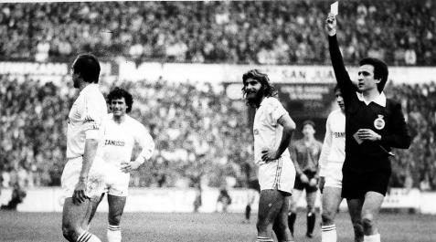 Real madrid1 “Todo el Madrid se ríe de Negreira en la tarjeta a Stielike”, era el pie de foto de esta imagen de un Osasuna-Real Madrid de marzo de 1984, donde fue valorado con un 0