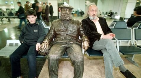 Andoni Erburu y Montxo Armendáriz, en el aeropuerto de Barajas. Andoni Erburu y Montxo Armendáriz, en el aeropuerto de Barajas.