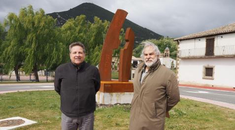 Desde la izda., José Manuel García Aróstegui (alcalde) y Carlos Ciriza Vega (escultor), con la nueva obra instalada en la rotonda de acceso a Monreal. Desde la izda., José Manuel García Aróstegui (alcalde) y Carlos Ciriza Vega (escultor), con la nueva obra instalada en la rotonda de acceso a Monreal