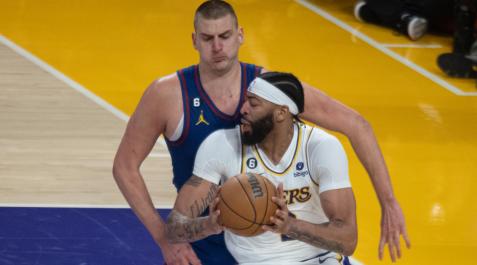 NBA Anthony Davis (Lakers) y Nikola Jokic (Nuggets), en el partido en Los Ángeles