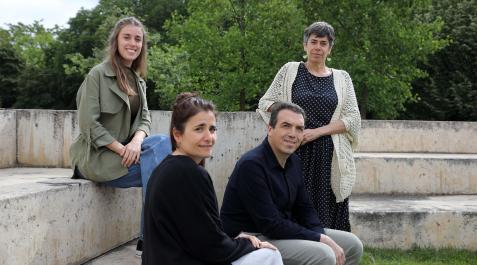 Sentados en primer plano, Ruth Iturbide (investigadora) y Fernando Urra (Fundación Caja Navarra). Detrás, sentada, Estitxu Larrea (diseñadora). De pie, Kati Leatxe (gestora cultural)