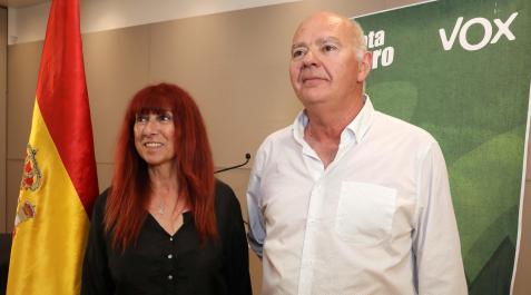 Los dos parlamentarios que ha obtenido Vox: Maite Nosti y Emilio Jiménez