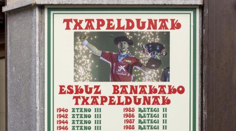 kantxa Cuadro con el cartel de campeones de pelota mano a lo largo de la historia del bar Kantxa junto al frontón Labrit.