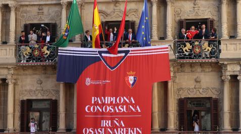 *A: JOSE CARLOS CORDOVILLA 
*F: 08-05-2023
*P: JAGOBA ARRASATE, LUIS SABALZA Y DAVID GARCIA 
*L: PAMPLONA 
*T: RECIBIMIENTO DEL AYUNTAMIENTO DE PAMPLONA A UNA REPRESENTACION DE OSASUNA TRAS LA  FINAL COPA DEL REY. OSASUNA - REAL MADRID. AFICIONADOS ROJILLOS