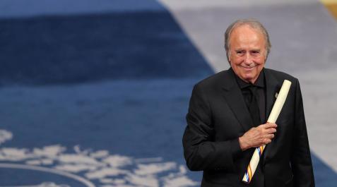 Premios Princesa de Asturias 2024: Serrat da las gracias entonando  'Aquellas pequeñas cosas'