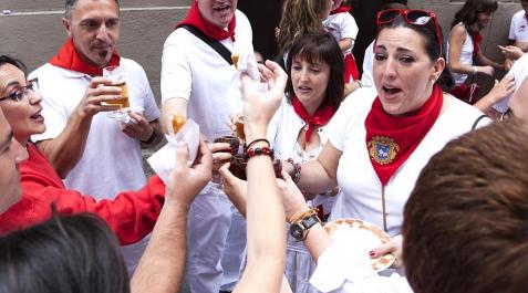 Ambiente en las calles de Pamplona el día 7_4 Tras la procesión de San Fermín, el buen tiempo invita a pasear, irse de cañas y disfrutar de las calles de Pamplona.