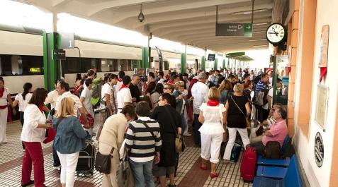 Llegada de turistas a la estación de tren de Pamplona_18 Llegada de turistas el sábado de Sanfermines 2011 a la estación de Renfe de Pamplona.
