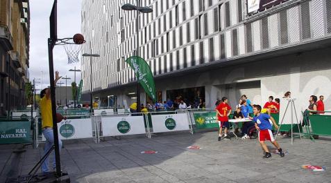Para recaudar fondos para la bolsa de trabajo de personas discapacitadas, la Federación Navarra de Baloncesto y COCEMFE han organizado una jornada deportiva