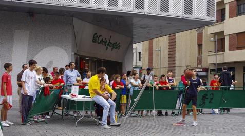 Para recaudar fondos para la bolsa de trabajo de personas discapacitadas, la Federación Navarra de Baloncesto y COCEMFE han organizado una jornada deportiva