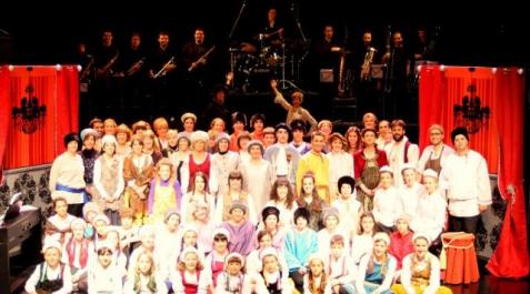 Sangüesa se rinde al musical Foto de familia de los participantes en el musical