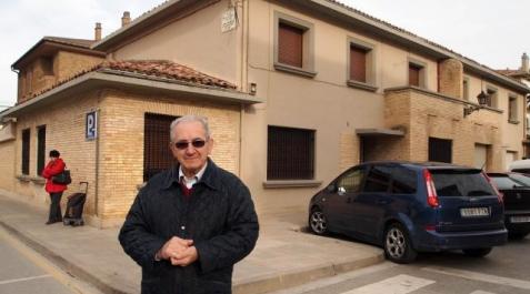 Sangüesa dota de contenido la antigua casa de los médicos Javier Estabolite Sangüesa, juez de paz, ante la casa de los médicos. A.V.