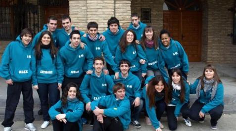 Los 18 jóvenes nacidos en 1993 en Arguedas celebran la quinta con 4 días festivos Los 18 quintos nacidos en 1993 posaron en la foto en la plaza de los Fueros junto al ayuntamiento. R.D.