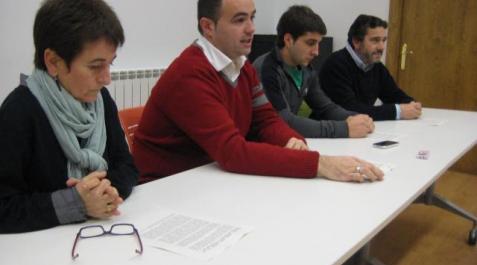 Cinco Villas denuncia el traslado de tratamientos médicos a Pamplona De izquierda a derecha, Lourdes Ibarluzea (alcaldesa de Yanci), Jon Abril (alcalde en funciones de Bera), Peio Etxabide (alcalde de Lesaka) y Miguel María Irigoien (alcalde de Etxalar), en su denuncia de ayer. N.G.