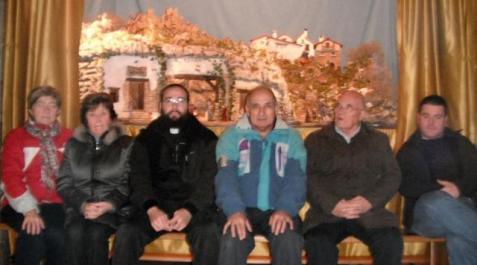 La nueva asociación de belenistas de Lumbier aglutina a 14 vecinos Angelines Torres, Clara Torres, Santiago Garísoain (párroco), José Félix Villanueva, Isidoro Gogorcena y Joaquín Garde. DN