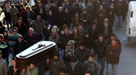 Más de 1.000 personas despiden al joven de Arguedas que murió de dos tiros de escopeta Los familiares de Dayán Murillo rodean el féretro portado por sus amigos. NURIA G. LANDA