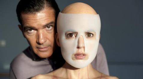 Antonio Banderas y Elena Anaya, en una inquietante escena de La piel que habito.