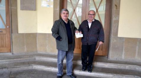 Un vecino de Azagra recibe el premio de 150 euros de Amife Ricardo López (pte. Amife) entrega el cheque de 150 euros a Javier Sobejano Sánchez. MARI PAZ GENER