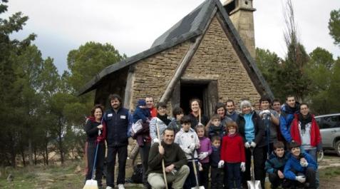 Nace la Asociación de Amigos Laguna Dos Reinos de Figarol Colaboradores en la recogida de ramas en la Laguna Dos Reinos de Figarol. ALBERTO GALDONA