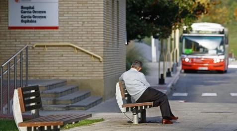 El hospital de Estella deja de tener seguridad privada las 24 horas Una persona sentada ante la puerta principal del servicio de hospitalización del García Orcoyen. ARCHIVO