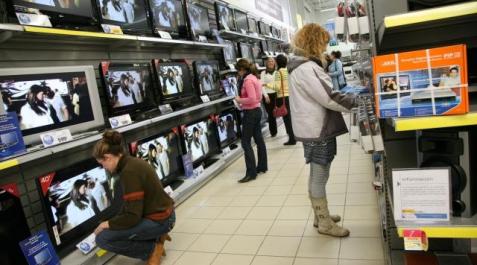 Las televisiones navarras pugnarán por la ayuda pública de 2 millones Varios clientes viendo televisiones y aparatos para poder ver la TDT, en un centro comercial. ARCHIVO