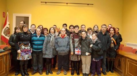 El chupinazo reconoció en Sangüesa la labor de Anfas a sus 50 años Foto de familia de los residentes en la vivienda tutelada de Anfas en Sangüesa, con ediles y otras personas vinculadas a Anfas. Vicente Luna, delante y con chaqueta a rayas. SONIA SENOSIÁIN