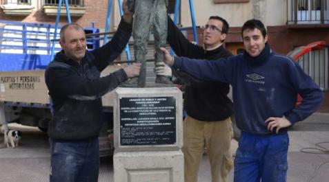 La escultura de Chapalangarra recupera su lugar en Lodosa Trabajadores de Carpintería Lizuain aseguraron la figura. MARI PAZ GENER