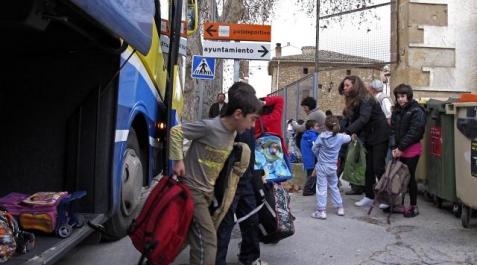 Las escuelas rurales creen que abrir el transporte aportaría más alumnos Alumnos a su llegada ayer a Murieta desde Estella en el transporte escolar. MONTXO A. G.