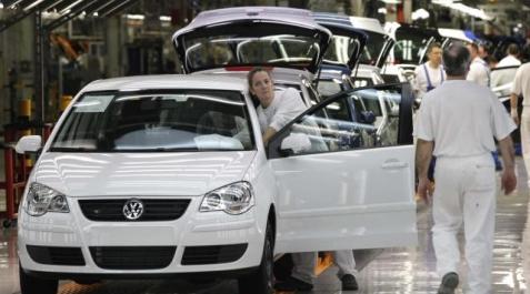300 eventuales de VW, en el aire por el cierre de la nueva línea de montaje Varios operarios revisan el Polo. CORDOVILLA