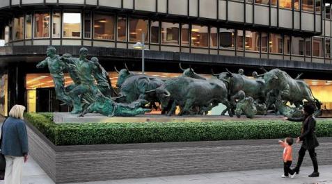 No habrá seto para impedir el acceso al monumento del encierro Recreación de cómo quedaría el seto alrededor de la escultura del encierro. FOTOMECÁNICA: A. RAMÍREZ