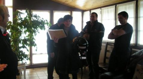 Los bomberos voluntarios de Aoiz entregan 13 medallas de reconocimiento La viuda de Jesús Rodríguez recoge la medalla al mérito con distintivo rojo y el casco reglamentario. DN