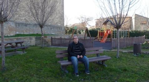 Álvaro Pérez de Aransolo Fernández junto al parque habilitado en la trasera de la iglesia. MYRIAM MUNÁRRIZ