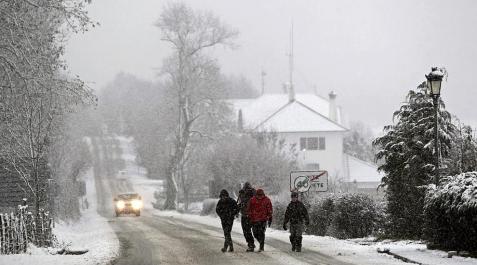 A primera hora de la tarde de este sábado, la nieve cubría la carretera de Burguete, el Alto de Ibañeta o la Higa de Monreal