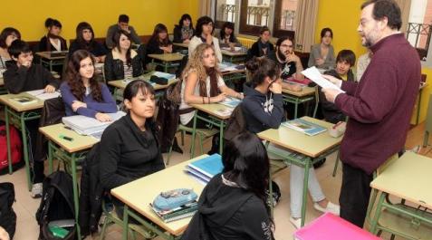 Padres y profesores rechazan que se amplíe el Bachiller a costa de 4º de ESO Alumnos de 2º de Bachillerato del IES Plaza de la Cruz de Pamplona, en clase de Lengua Castellana con el profesor Jesús de Miguel, el curso pasado. CALLEJA / ARCHIVO