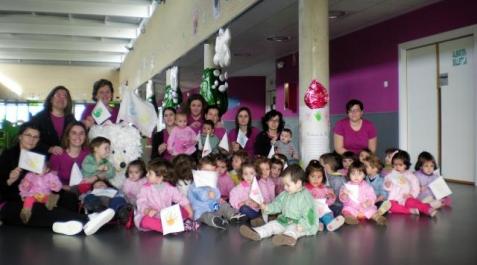 Fiesta del Día de la Paz en Milagro y Arguedas MILAGRO. Niños y cuidadoras del centro Infanta Leonor de Milagro, juntos durante la fiesta del Día de la Paz. E.P.