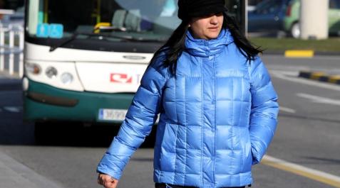 Ni siquiera el sol ha servido para suavizar las gélidas temperaturas de Pamplona. A las 12.00 horas de este miércoles, varios termómetros del centro de la ciudad marcaban -4 grados. Los pamploneses que se han atrevido a salir a la calle han tirado de bufandas, gorros, pañuelos, guantes y todo lo necesario para poder soportar el frío.