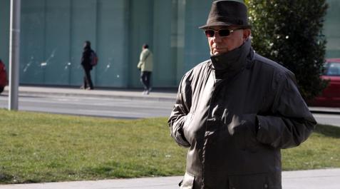 A -4º en Pamplona en pleno mediodía_10 Ni siquiera el sol ha servido para suavizar las gélidas temperaturas de Pamplona. A las 12.00 horas de este miércoles, varios termómetros del centro de la ciudad marcaban -4 grados. Los pamploneses que se han atrevido a salir a la calle han tirado de bufandas, gorros, pañuelos, guantes y todo lo necesario para poder soportar el frío.