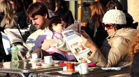 Terrazas, chaquetas y sol en Pamplona
