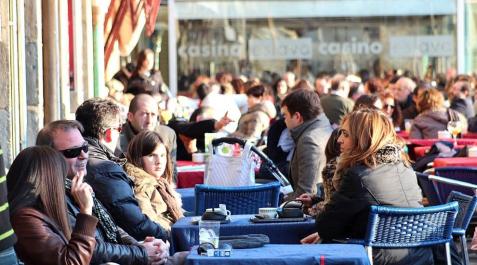 Terrazas, chaquetas y sol en Pamplona_23 Terrazas, chaquetas y sol en Pamplona