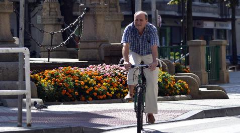 Buen tiempo en Pamplona_12 A pesar de la llegada del otoño, en la capital navarra se sigue disfrutando de altas temperaturas que favorece que los pamploneses se animen a ocupar las terrazas y los bancos de la ciudad