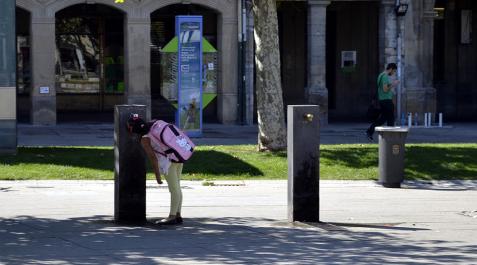 Buen tiempo en Pamplona_4 A pesar de la llegada del otoño, en la capital navarra se sigue disfrutando de altas temperaturas que favorece que los pamploneses se animen a ocupar las terrazas y los bancos de la ciudad