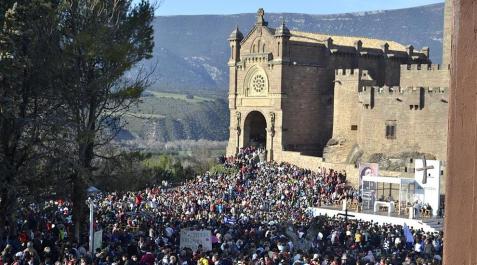 II Javierada 2012. Misa al Santo_7 Los peregrinos participan en la explanada del castillo de Javier en la celebración litúrgica de la segunda jornada de las Javieradas 2012.