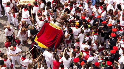 Despedida de Gigantes y Cabezudos_24 La Comparsa de Gigantes y Cabezudos se ha despedido por segundo año consecutivo desde la plaza del Ayuntamiento, donde han realizado sus últimos bailes de estos Sanfermines.