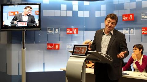Comité Regional del PSN_9 El PSN no se alineará con ninguno de los candidatos que se presenten a la Secretaría General del PSOE en el próximo Congreso Federal del partido, que tendrá lugar el primer fin de semana de febrero en Sevilla. Así lo ha anunciado este martes el secretario general de los socialistas navarros, Roberto Jiménez, ante el comité regional. Jiménez ha dejado claro que los ocho delegados que tendrá el PSN en el congreso podrán votar con