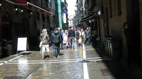 La lluvia y el sol se han alternado durante toda la jornada del domingo en la capital navarra.