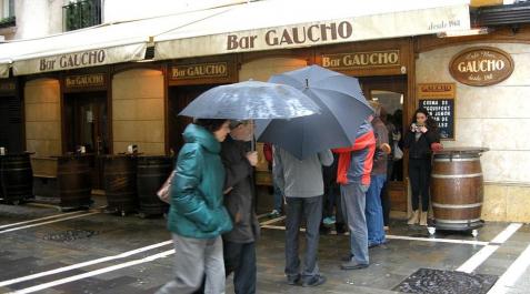 La lluvia y el sol se han alternado durante toda la jornada del domingo en la capital navarra.