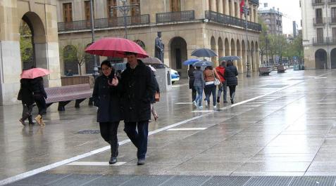 La lluvia y el sol se han alternado durante toda la jornada del domingo en la capital navarra.