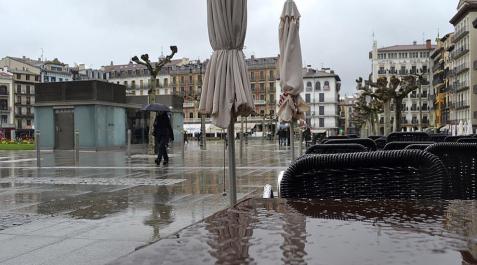 Varias imágenes de la lluvia de este sábado en Pamplona